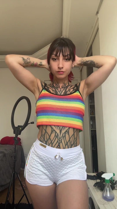 Dövmelerimi beğendin mi? Dövmeli kızları sever misin?