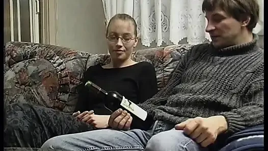 Küçük memeli sevimli ateşli kız kanepede sikişiyor