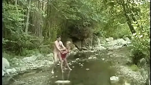 Kırmızı gecelikli güzel sarışın bebek dışarıda sikiliyor, yüzüne döl alıyor