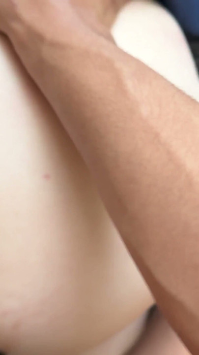 Gerçek büyük götlü genç aldatan orta yaşlı seksi kadın gizli aşıklara kızgın kocasının yakalandığını öğreniyor | Klip 2