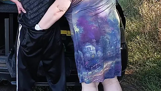 Halka açık bir parkta, komşumu amından domaltarak sikiyorum, sonra ağzına ve bir dakikada iki kez boşalıyorum