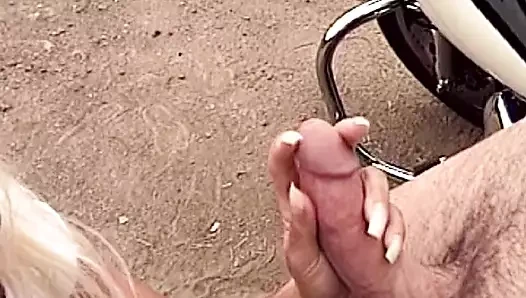 Mükemmel sarışın Fransız bebek bisiklette sikiliyor