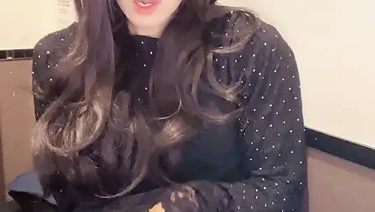 Kıvırcık saçlı güzel bir kadının sessizce mastürbasyon videosu