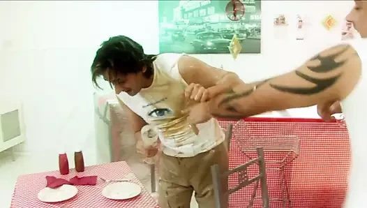 Orta yaşlı seksi kadın garson diana gold ve eva mercedes iki erkek bir kadın foodie dörtlü seks yapıyor