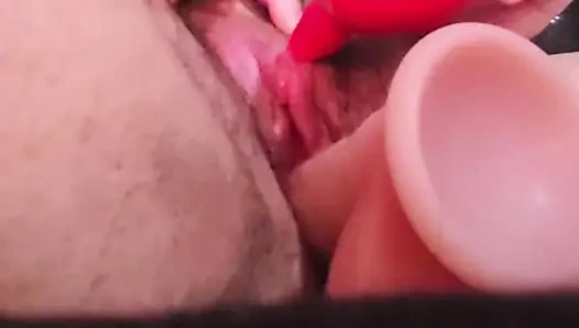 Yalayan vibratörle boşalıyor