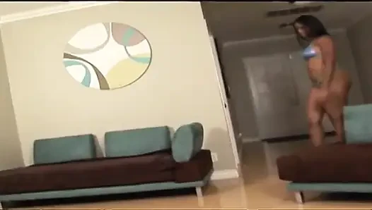 Zinde adam büyük memeli bebeği kanepede domalıyor ve onu derinden sikebiliyor