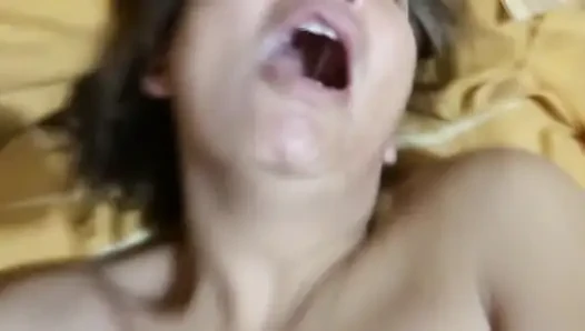 Üvey oğlum vücudumun her yerine boşalıyor, dölle dolu, ve bunu almaktan mutluluk duyarım.
