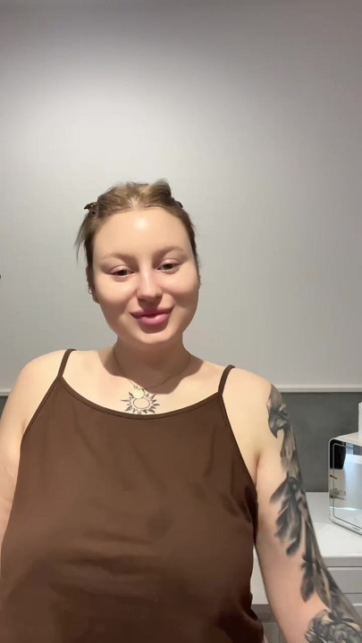 Utangaç değilsin, değil mi? OnlyFans'ta bana yazdığını kanıtla