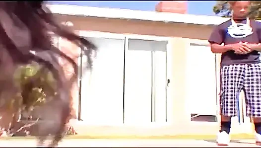 Genç siyah amcık gerçek bir kovboy kız gibi büyük siyah yarağa biniyor