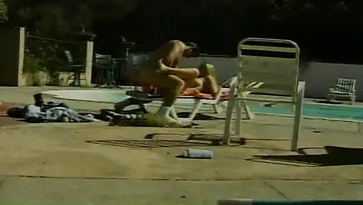 Muhteşem sarışın porno yıldızı ile havuz kenarında sikişiyor