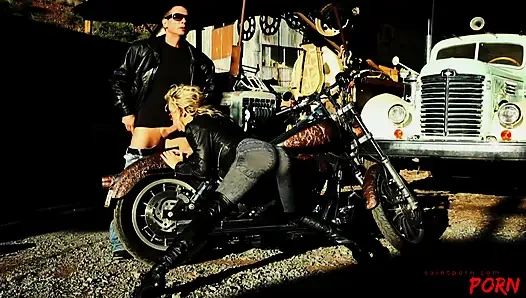 Kiara Diane yoldan çıkıyor ve kalın bir yarakla memelerinden sikiliyor