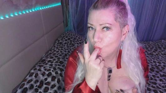 Güzel büyük memeli olgun sarışın ıslak, geniş açık amcığıyla dünyaya bakıyor...