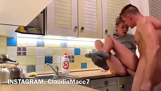 Genç kız mutfakta creampied