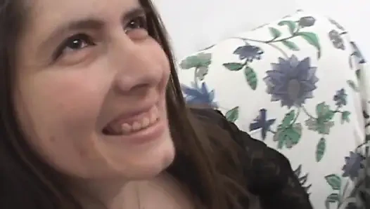 Amatör esmer sakso çekiyor ve yüzüne dölleniyor