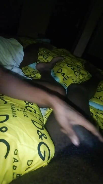 Yorgun ve kızgın yarağın Maryjane'nin amını okşamaya devam etmekten başka seçeneği yoktu.