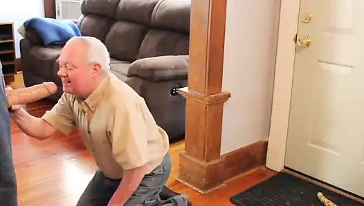 Erachi ağzını ve götünü siktirmek için soyunuyor