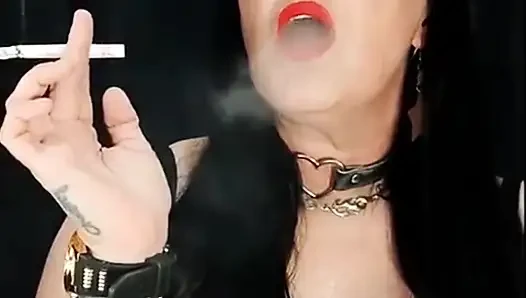 Tanrıça biraz yavaş sigara içiyor