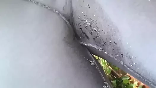 İdrar sürtüğü dışarıda aşağılama kendini işiyor