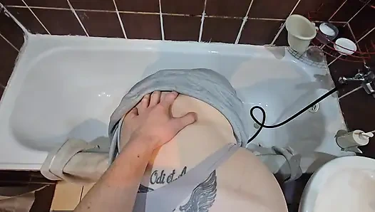 Azgın koca karısını banyoda saçlarını yıkarken yakaladı ve sikti