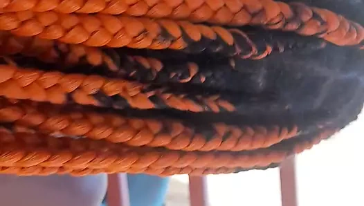 Kocası için yemek pişirirken onu sikiyor