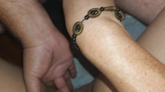 Azgın iri güzel kadın ve kocası birlikte mastürbasyon yapıyor