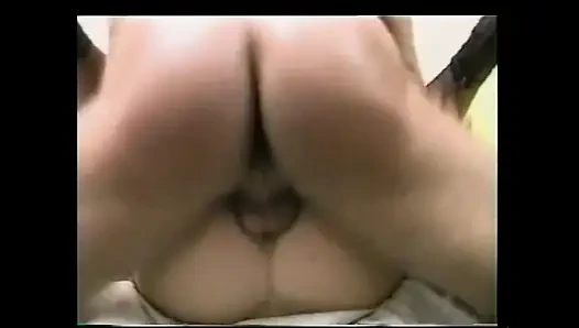 Kıllı amcıklı maskeli orta yaşlı seksi kadınlar sikiliyor ve amatör yaraklarla ağzına ve vücuduna boşalıyor