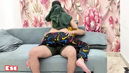 Hintli evli kadın kanepede sikiliyor