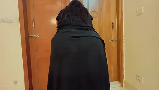 Büyük sarkık şişman göğüsler ve büyük götlü Arap ateşli teyze kocası pazara gittiğinde komşusundan sikişmek istiyor!