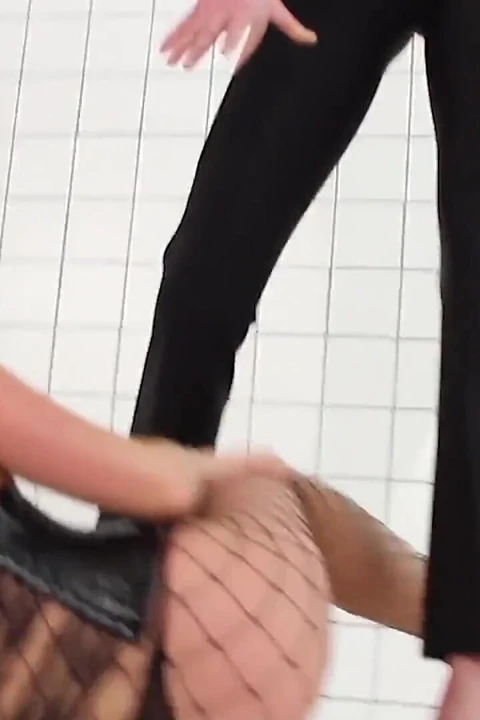 Kız arkadaşıyla seksi naylon elbiseli uzun boylu kadın