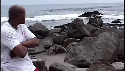 Kel zenci adam cankurtaranının kıllı amını parmaklıyor ve yalıyor