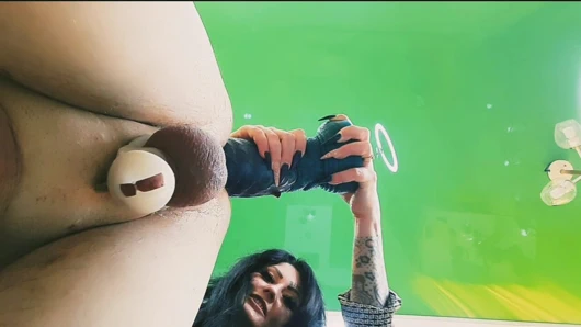 Alttan görünüm, bekaret kemeri içindeki köle büyük oyuncakları deliğine alıyor.