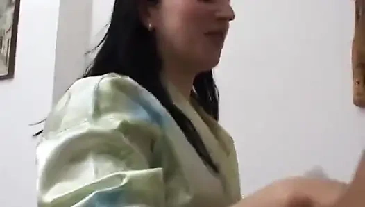 Edepsiz hamile kadın mutfakta sikiliyor