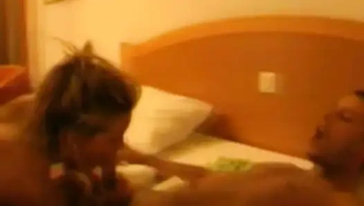 Amsterdamlı sarışın çılgın bir gece geçirdi