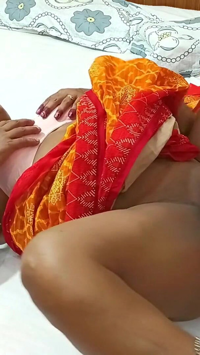 Güzel Hintli yenge evde kayınbiraderi ile seksi sari içinde sert seks | Klip 1