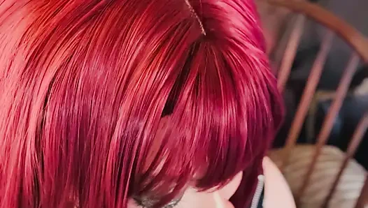 Güzel iri güzel kadın kızıl saçlı Tina Snua pvc içinde yakın çekim bir mantar sigarası içiyor - omi snap ome sürüklenen dumanı inhale ediyor