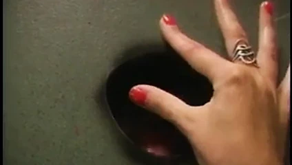 Kel adam yalıyor ve sikikleri the sıkı kedi üzerinde bu sarışın büyük baştankara sürtük fahişe