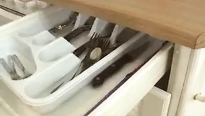 Nomi mutfakta en sevdiği mutfak eşyasını kullanıyor