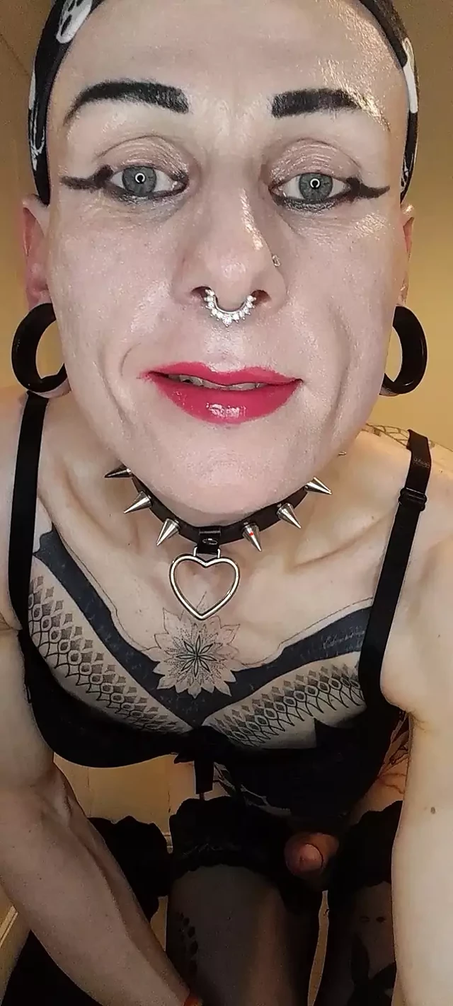 Hatun sürtük kendi yarağıyla mastürbasyon yapıyor
