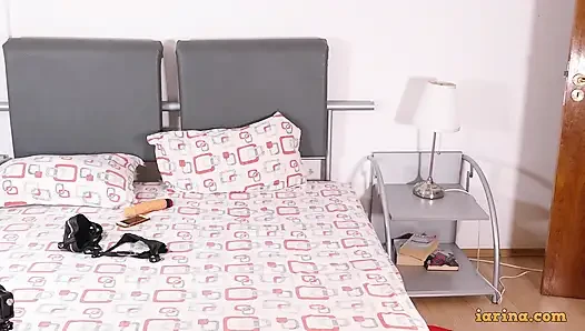 Seksi cüce kız külotlu çorapla oynuyor