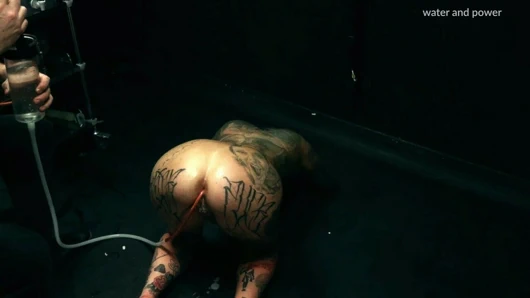 Bebek laruen bir şişe lavman alır