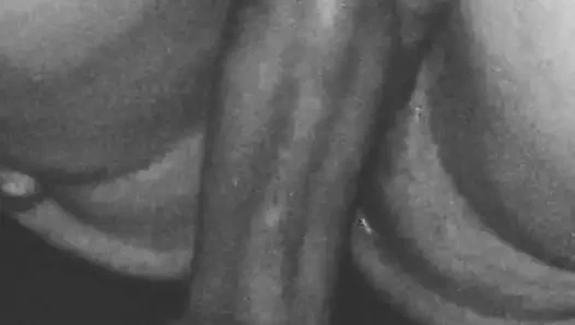 Aşağıdan en iyi manzara: şehvetle damlayan bir amcık ve büyük bir yarakla sikiliyor