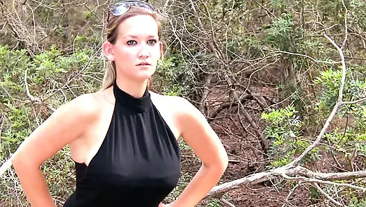 Büyük götlü kız o yarağa binerken göğüslerini sektiriyor