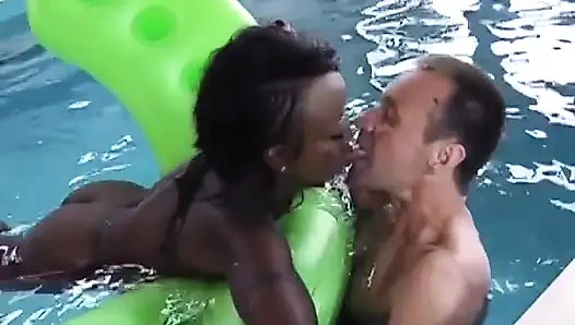 Fransa'dan zenci sürtük havuzda çifte sikiliyor