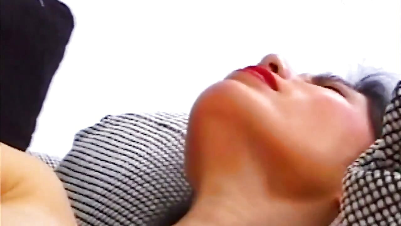 Doyumsuz Asyalı orta yaşlı seksi kadın her sert yarağı boşaltıyor