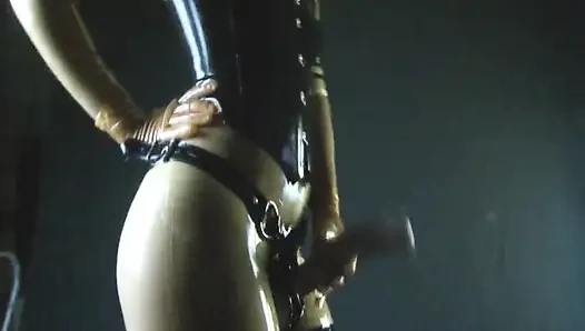 Şeffaf lateks catsuit içinde günahkar ve seksi