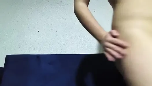 20 yaşındaki kız ısınmak için kışın mastürbasyon yapıyor.