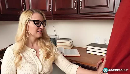 40 yaşındaki güzel Julia Robbie 21 yaşındaki bir adamla sikişiyor