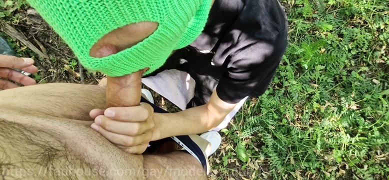 Yoldan geçen bir twink, bir gezgin arkadaşıyla binmek için ateşli bir sikişiyor. Seçkin! Gannetsiz sikişiyor