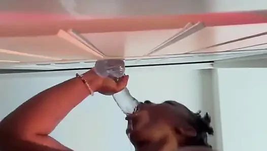 Zenci kadın dildo sakso çekiyor