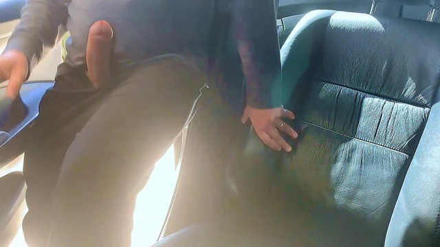 Heyecanlı yaraklı bir yabancı arabama bindi ve beni götten sikti..